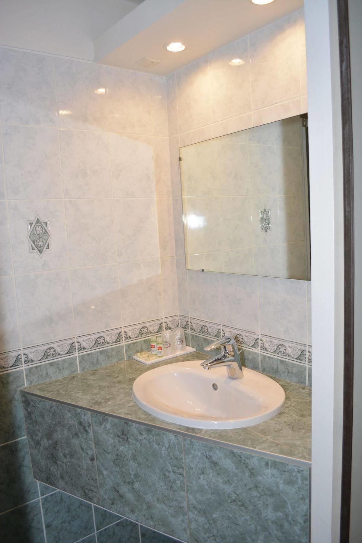 Hotel Le Lyon ברון מראה חיצוני תמונה